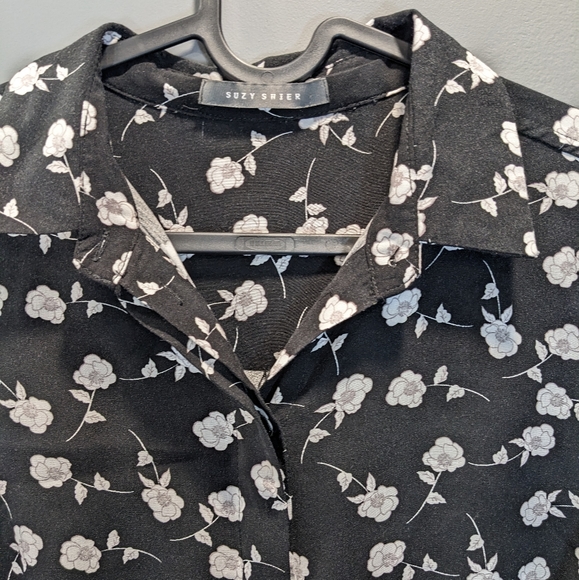 Suzy Shier Back and White Floral Button Up Collared Shirt with Tie Bottom Size S - Picture 3 of 5